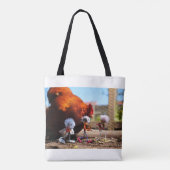 Fubby spelend met de kippen en haan. tote bag (Achterkant)