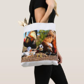 Fubby spelend met de kippen en haan. tote bag (Dichtbij)