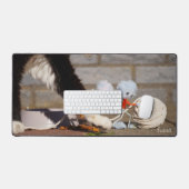 Fubby spelend met hun vriend de poes. bureaumat (Keyboard & Muis)