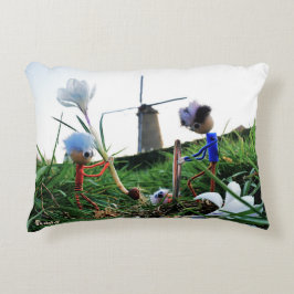 Fubby's bij een molen planten een krokus bol. accent kussen