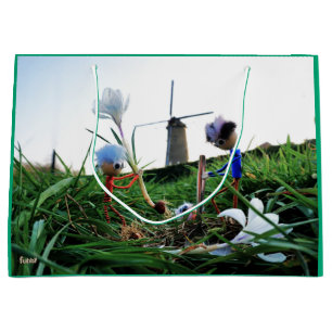 Fubby's bij een molen planten een krokus bol. groot cadeauzakje