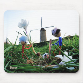 Fubby's bij een molen planten een krokus bol. muismat