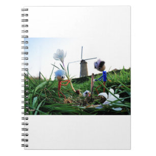 Fubby's bij een molen planten een krokus bol. notitieboek