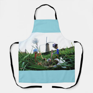 Fubby's bij een molen planten een krokus bol. schort