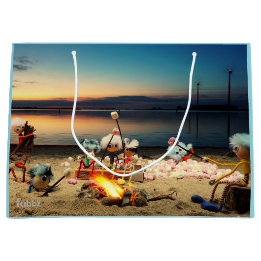 Fubby's bij kampvuur met marchmello's. groot cadeauzakje (Voorkant)