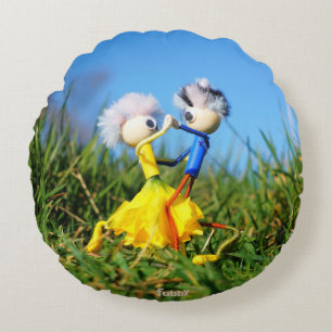 Fubby's die dansen in een narcissen jurk. rond kussen