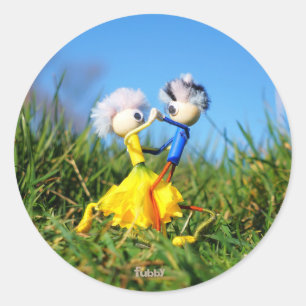 Fubby's die dansen in een narcissen jurk. ronde sticker