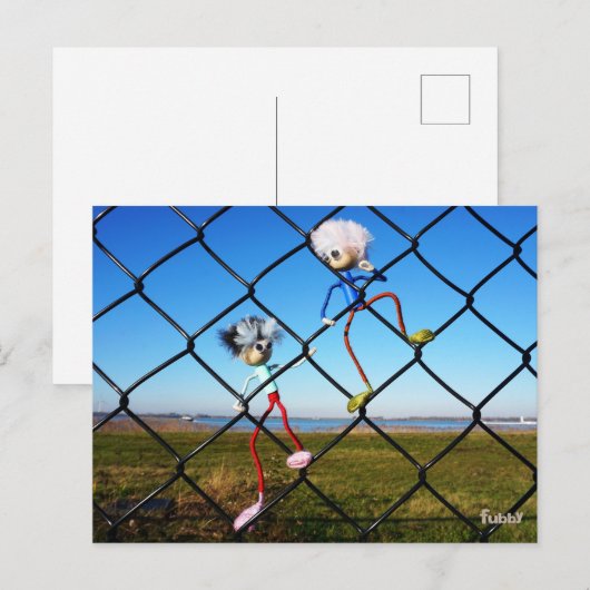 Fubby's die een hek beklimmen. briefkaart (Voorkant / Achterkant)