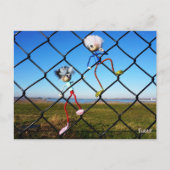 Fubby's die een hek beklimmen. briefkaart (Voorkant)