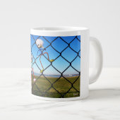 Fubby's die een hek beklimmen. grote koffiekop (Voorkant rechts)