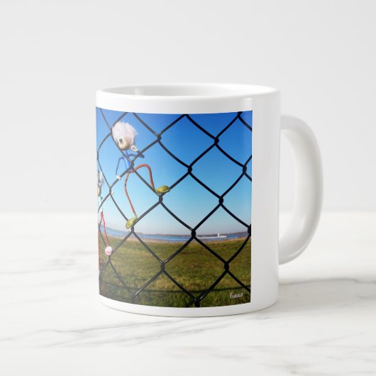 Fubby's die een hek beklimmen. grote koffiekop (Voorkant rechts)