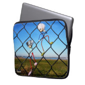 Fubby's die een hek beklimmen. laptop sleeve (Voorkant Links)