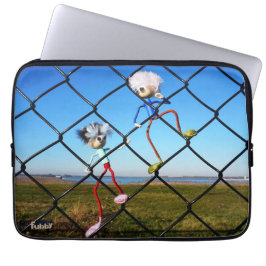 Fubby's die een hek beklimmen. laptop sleeve