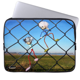 Fubby's die een hek beklimmen. laptop sleeve