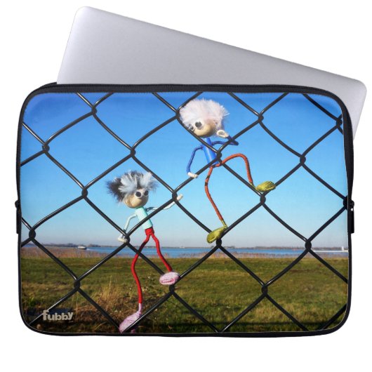 Fubby's die een hek beklimmen. laptop sleeve (Voorkant)