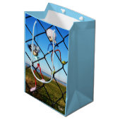 Fubby's die een hek beklimmen. medium cadeauzakje (Voorkant Gekanteld)