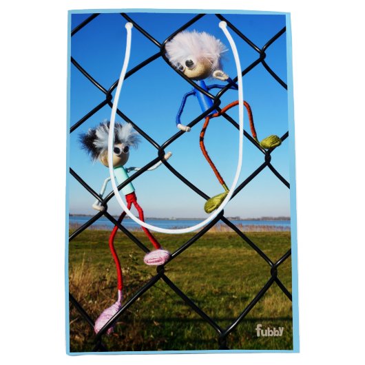 Fubby's die een hek beklimmen. medium cadeauzakje (Voorkant)