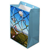 Fubby's die een hek beklimmen. medium cadeauzakje (Achterkant Gekanteld)