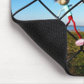 Fubby's die een hek beklimmen. muismat (Hoek)