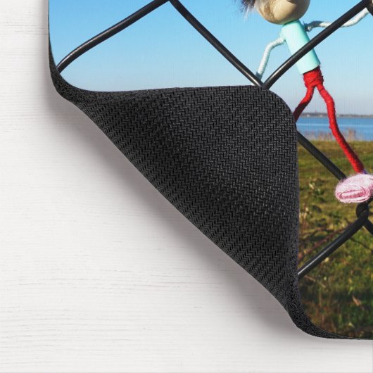 Fubby's die een hek beklimmen. muismat (Hoek)