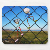 Fubby's die een hek beklimmen. muismat (Voorkant)