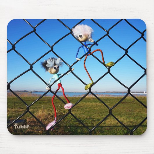 Fubby's die een hek beklimmen. muismat (Voorkant)