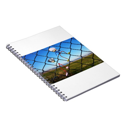 Fubby's die een hek beklimmen. notitieboek (Rechterzijde)