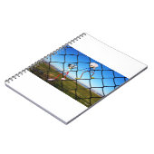 Fubby's die een hek beklimmen. notitieboek (Linkerzijde)