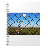 Fubby's die een hek beklimmen. notitieboek (Voorkant)