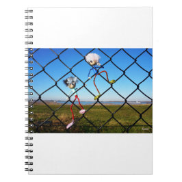 Fubby's die een hek beklimmen. notitieboek
