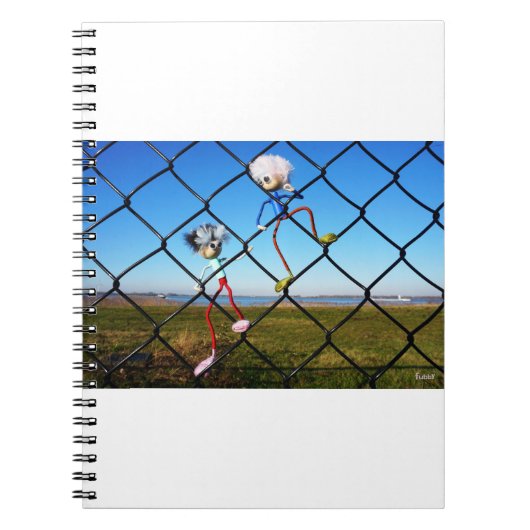 Fubby's die een hek beklimmen. notitieboek (Voorkant)