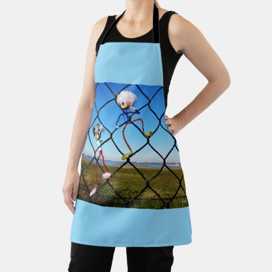 Fubby's die een hek beklimmen. schort (Insitu)