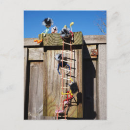 Fubby's die een vogelhuis beklimmen. briefkaart