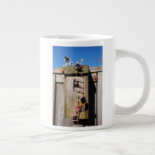 Fubby's die een vogelhuis beklimmen. grote koffiekop