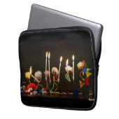 Fubby's die feestelijk met kaarsjes lopen, grappig laptop sleeve (Voorkant Links)