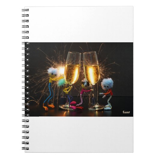 Fubby's die feestelijk proosten met vuurwerk. notitieboek (Voorkant)