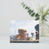 Fubby's die madeliefjes naar een Beer brengen. Briefkaart (Staand voorkant)