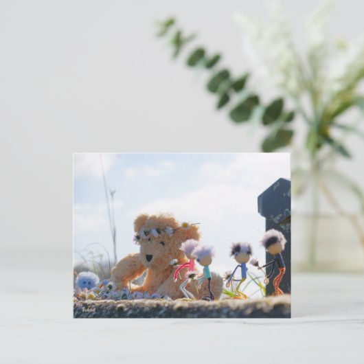 Fubby's die madeliefjes naar een Beer brengen. Briefkaart (Staand voorkant)