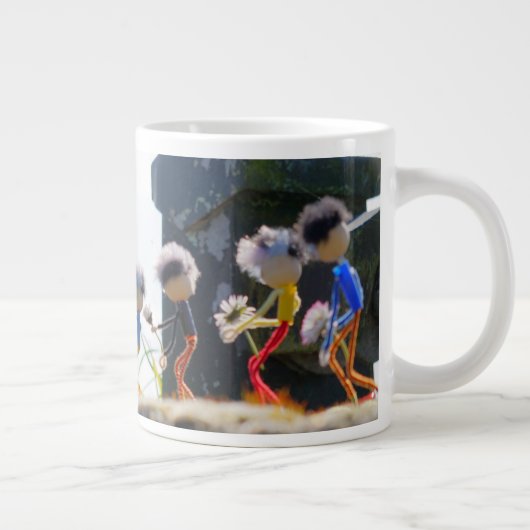 Fubby's die madeliefjes naar een Beer brengen. Grote Koffiekop (Rechts)