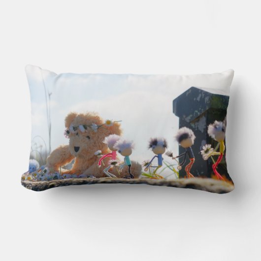 Fubby's die madeliefjes naar een Beer brengen. Kussen (Voorkant)