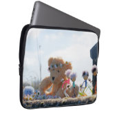 Fubby's die madeliefjes naar een Beer brengen. Laptop Sleeve (Voorkant Rechts)