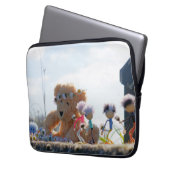 Fubby's die madeliefjes naar een Beer brengen. Laptop Sleeve (Voorkant Links)