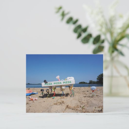 Fubby's die op het strand een pizza stelen. briefkaart (Staand voorkant)