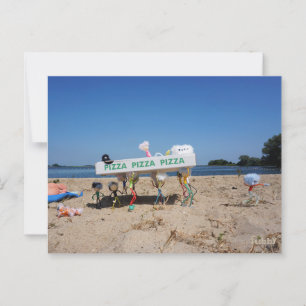 Fubby's die op het strand een pizza stelen. briefkaart