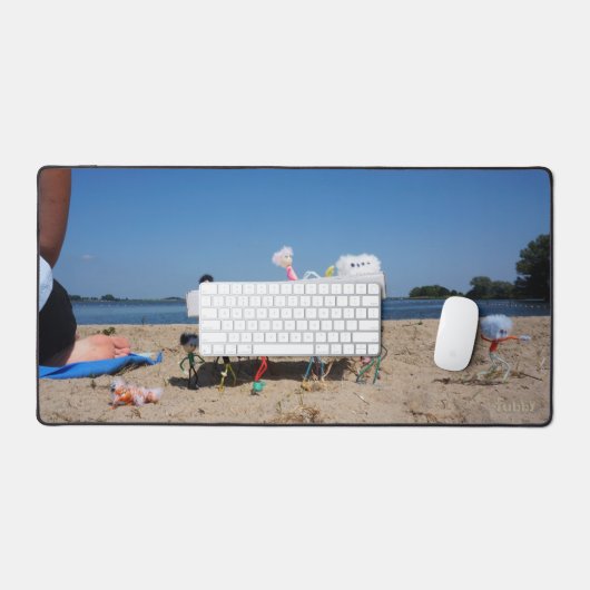 Fubby's die op het strand een pizza stelen. bureaumat (Keyboard & Muis)