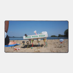 Fubby's die op het strand een pizza stelen. bureaumat