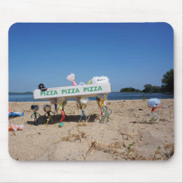 Fubby's die op het strand een pizza stelen. muismat