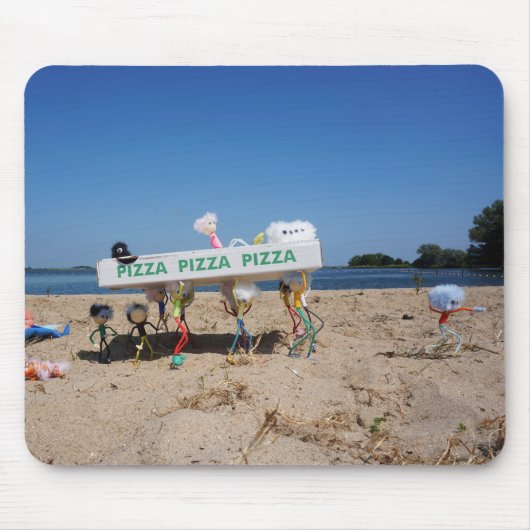 Fubby's die op het strand een pizza stelen. muismat (Voorkant)