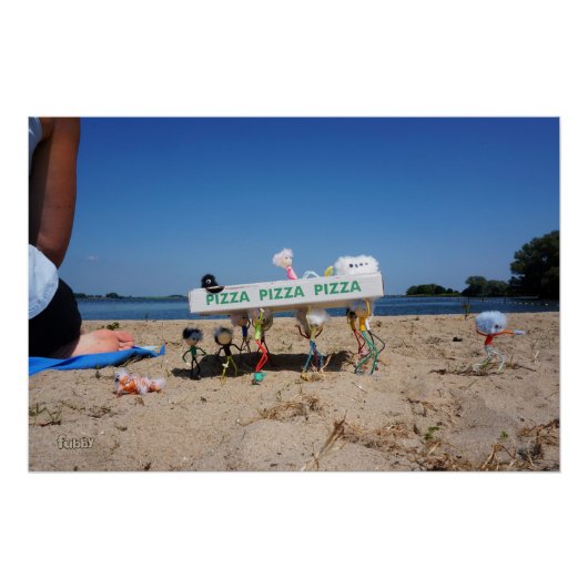 Fubby's die op het strand een pizza stelen. perfect poster (Voorkant)