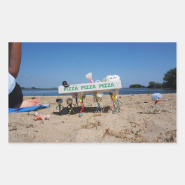 Fubby's die op het strand een pizza stelen. rechthoekige sticker